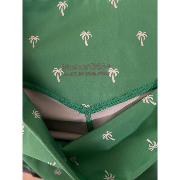Fabletics Anywhere Motion365+ High-Waisted 6'' Short Lucky Green Palm - Size XS - Picture 6 of 6
